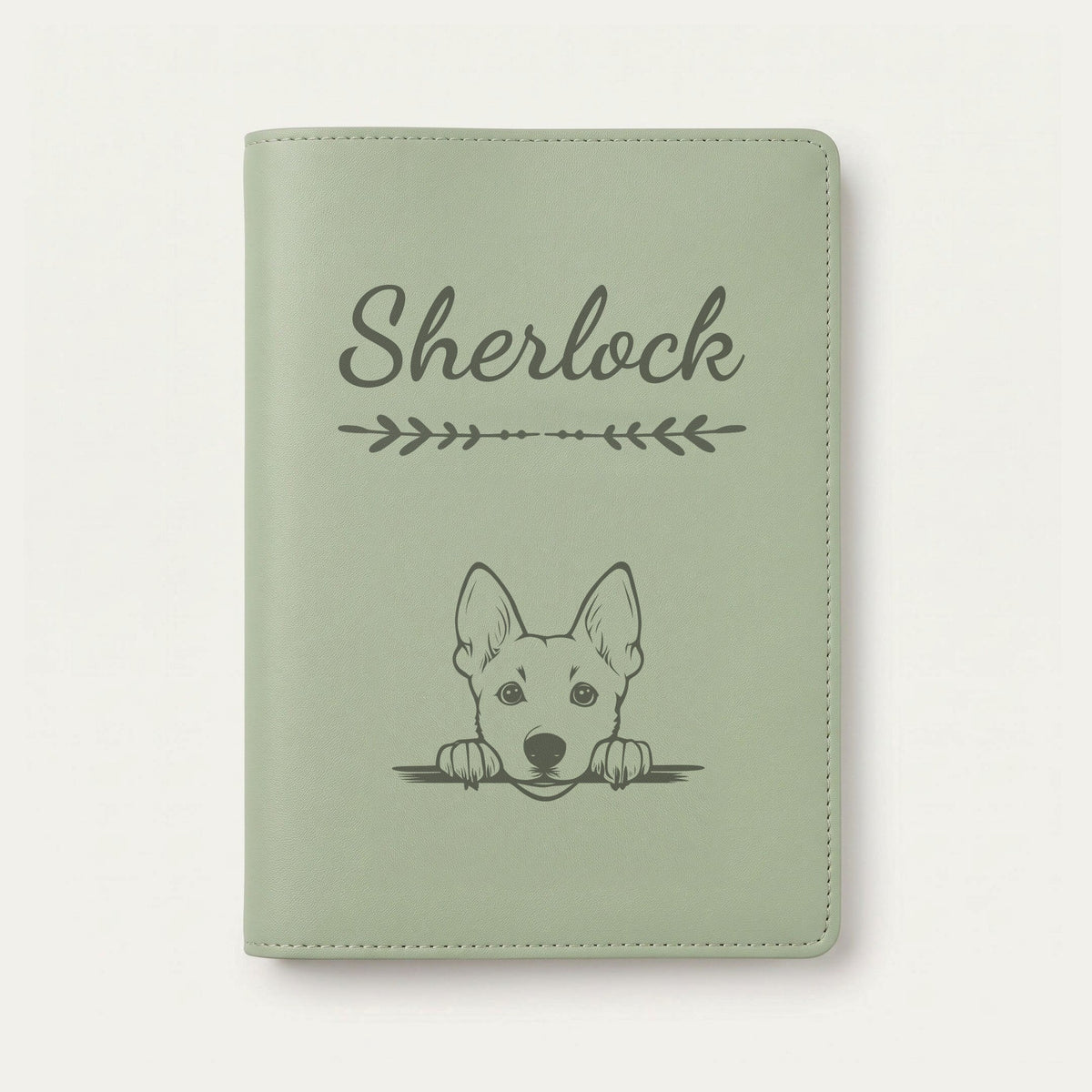Protège carnet de santé chien personnalisé – Chien de Canaan — Vert sauge — Flèche — gravure « Sherlock »