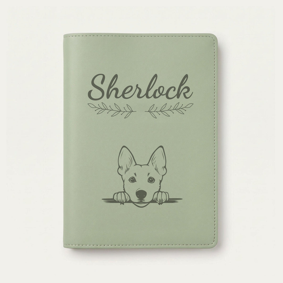 Protège carnet de santé chien personnalisé – Chien de Canaan — Vert sauge — Rameaux — gravure « Sherlock »