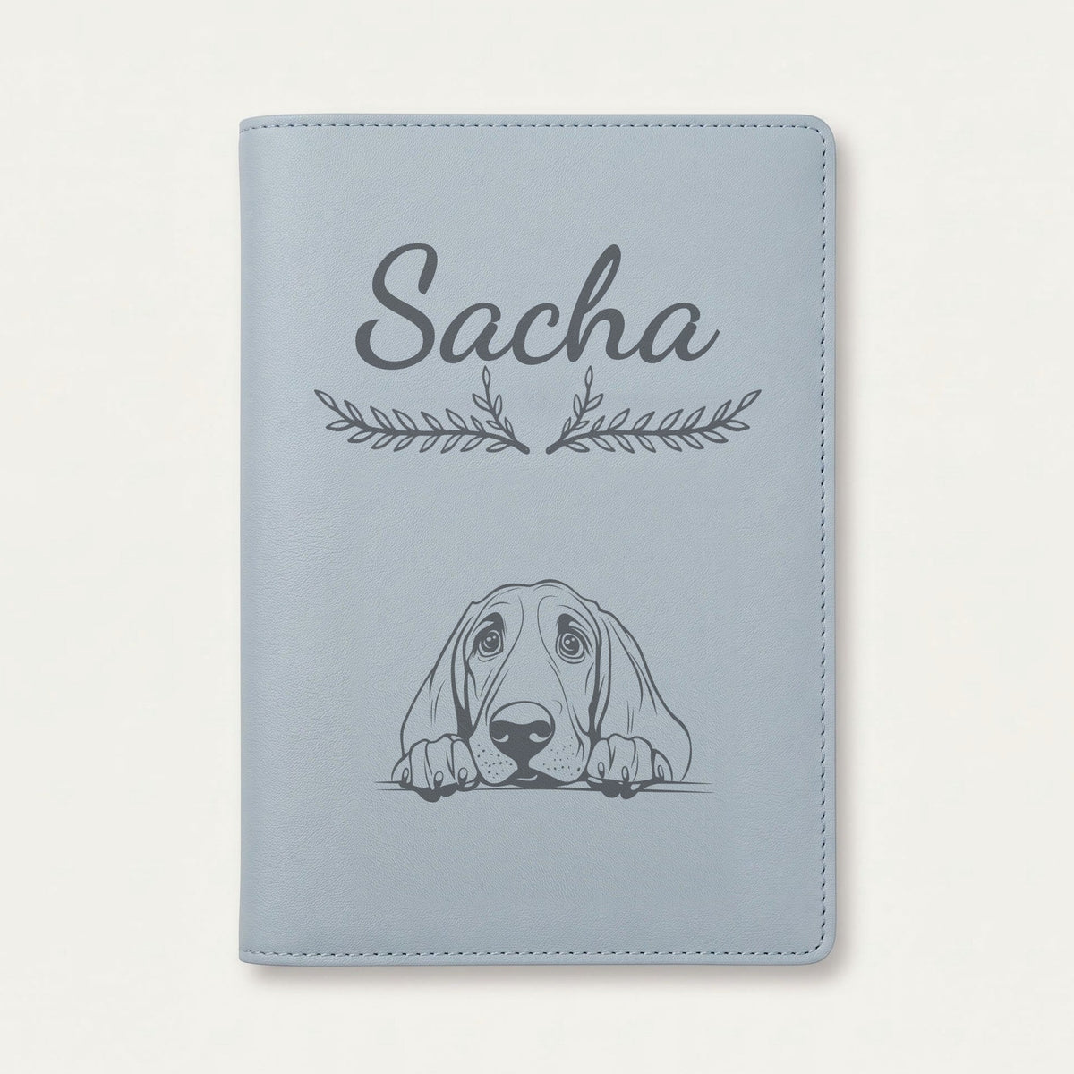 Protège carnet de santé chien personnalisé – Chien de Saint-Hubert — Bleu nuage — Bouquet — gravure « Sacha »