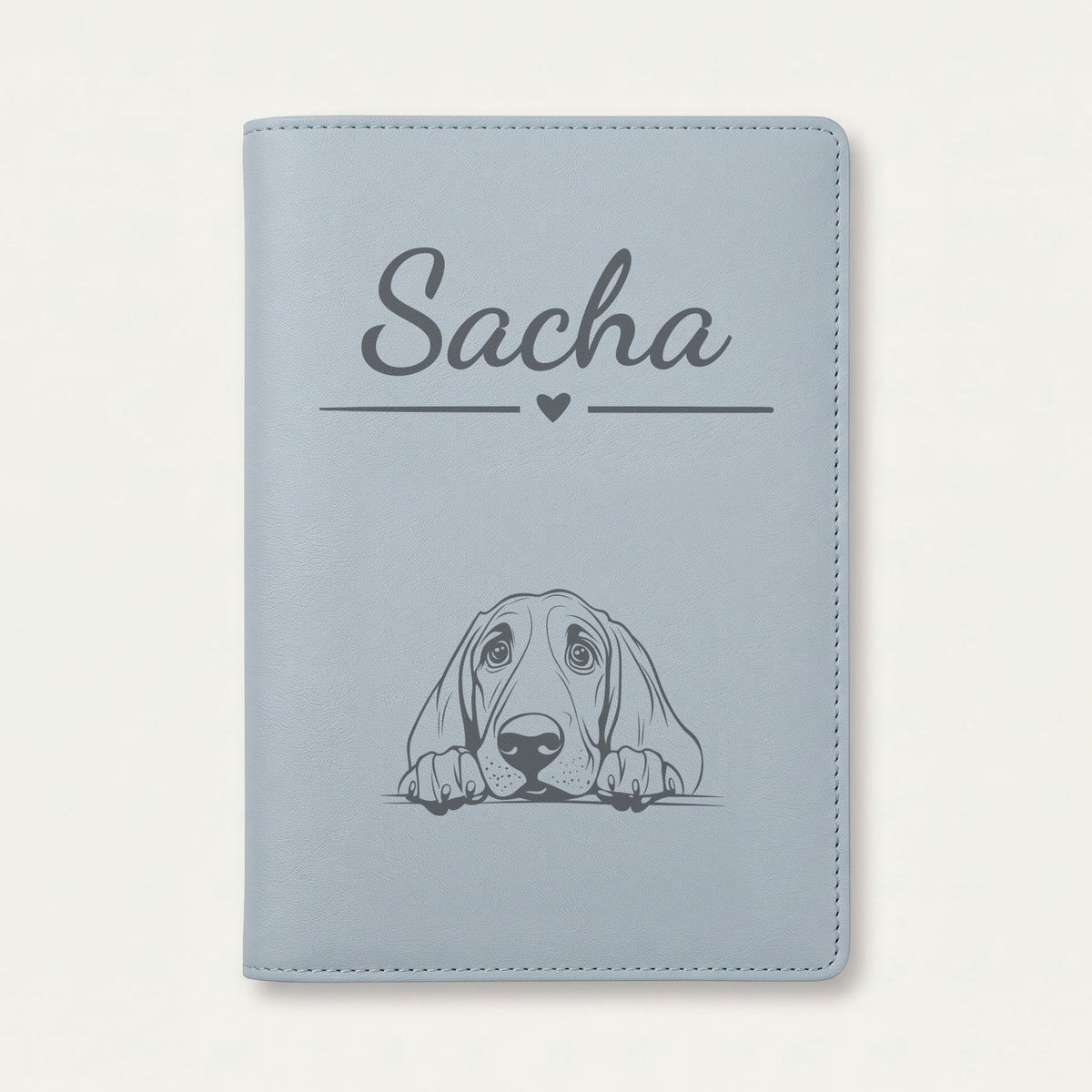 Protège carnet de santé chien personnalisé – Chien de Saint-Hubert — Bleu nuage — Cœur — gravure « Sacha »