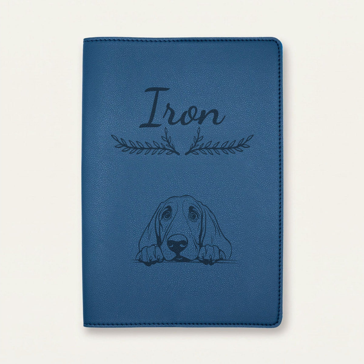 Protège carnet de santé chien personnalisé – Chien de Saint-Hubert — Bleu nuit — Bouquet — gravure « Iron »