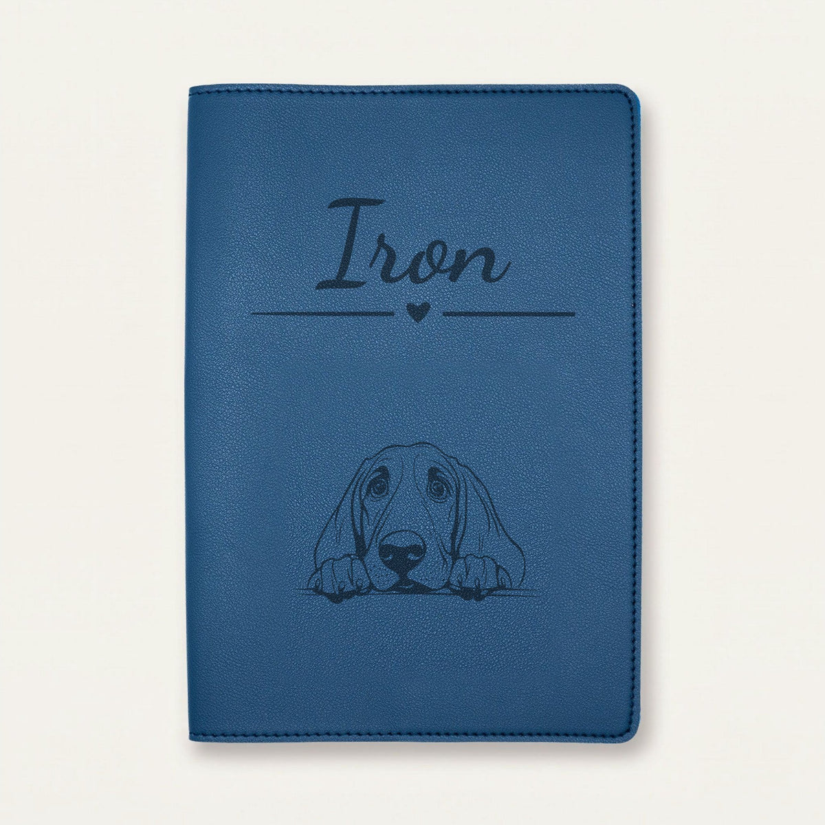 Protège carnet de santé chien personnalisé – Chien de Saint-Hubert — Bleu nuit — Cœur — gravure « Iron »
