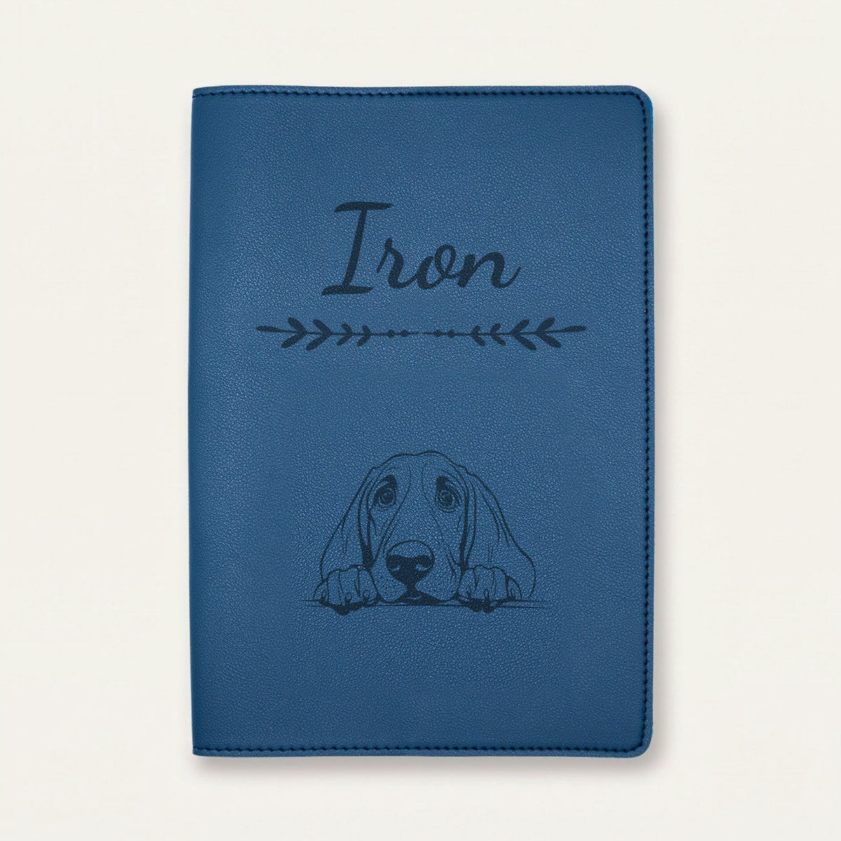 Protège carnet de santé chien personnalisé – Chien de Saint-Hubert — Bleu nuit — Flèche — gravure « Iron »