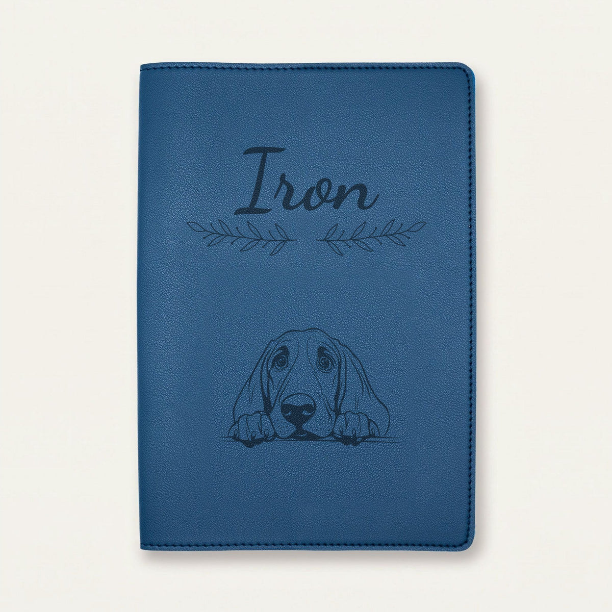 Protège carnet de santé chien personnalisé – Chien de Saint-Hubert — Bleu nuit — Rameaux — gravure « Iron »