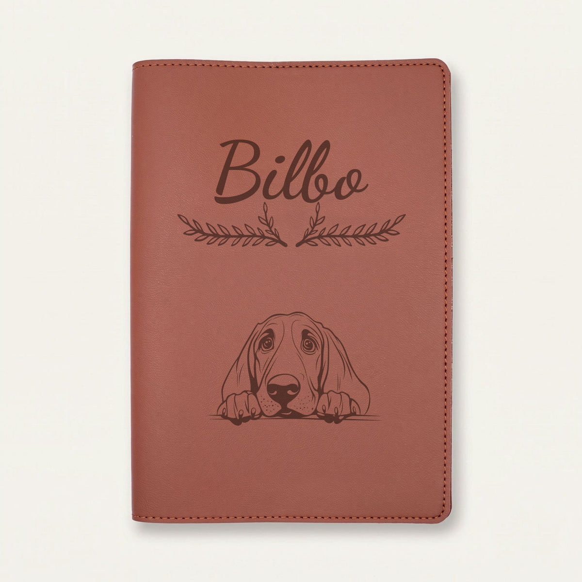 Protège carnet de santé chien personnalisé – Chien de Saint-Hubert — Chocolat — Bouquet — gravure « Bilbo »