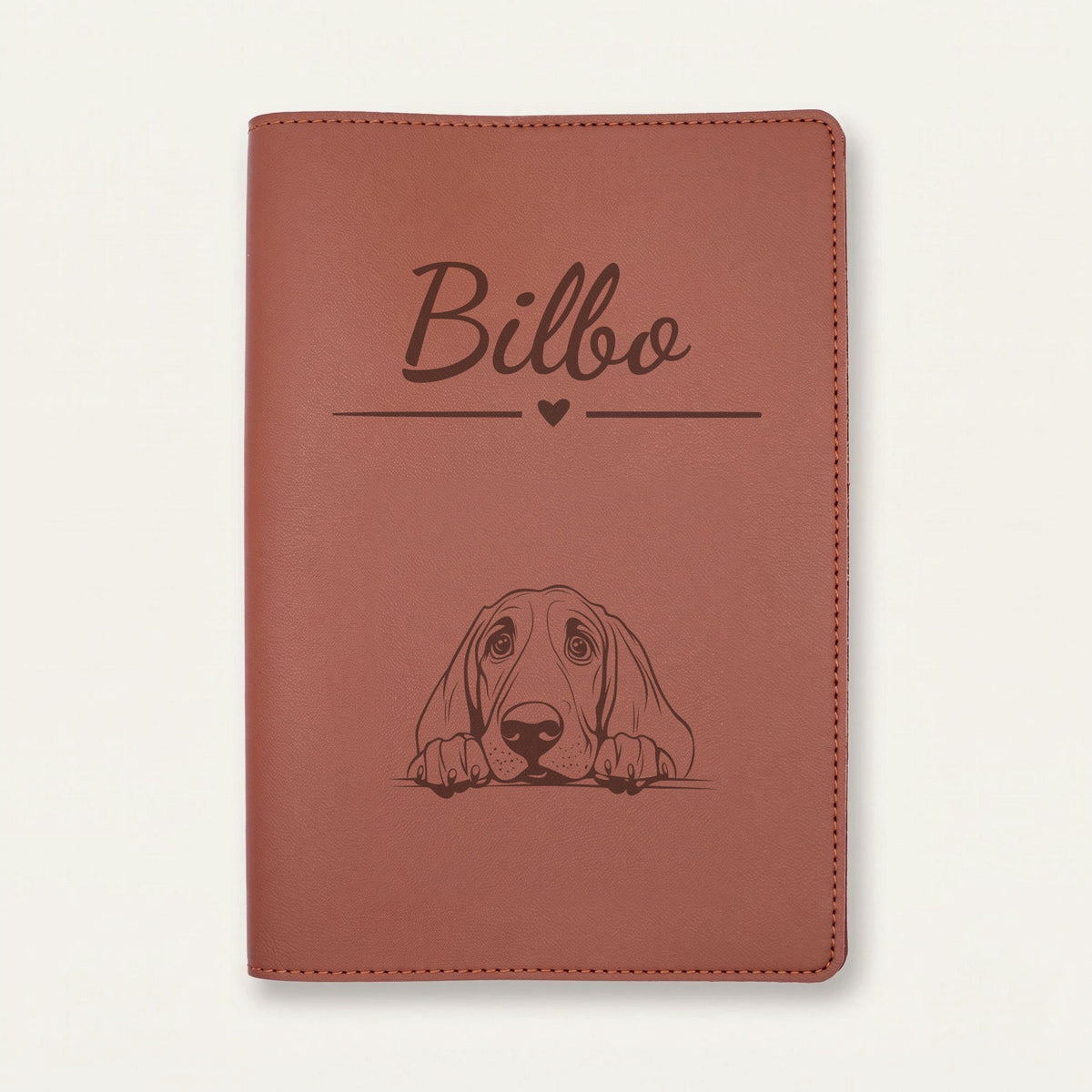 Protège carnet de santé chien personnalisé – Chien de Saint-Hubert — Chocolat — Cœur — gravure « Bilbo »