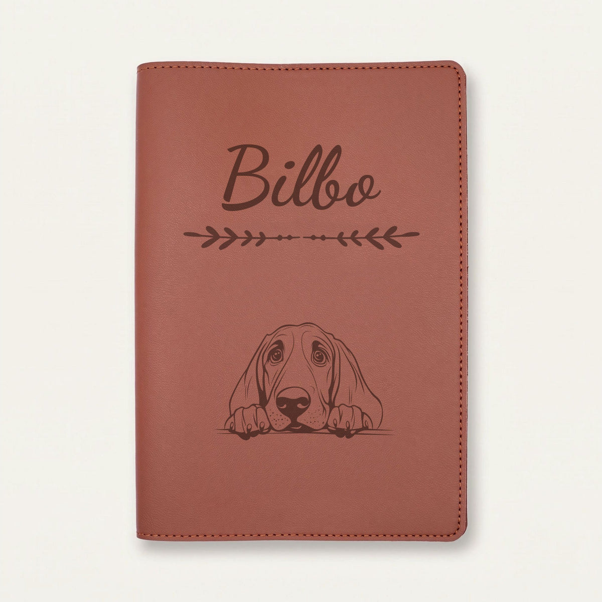 Protège carnet de santé chien personnalisé – Chien de Saint-Hubert — Chocolat — Flèche — gravure « Bilbo »