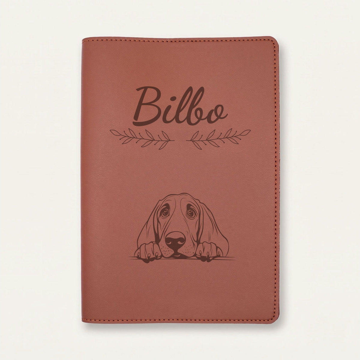 Protège carnet de santé chien personnalisé – Chien de Saint-Hubert — Chocolat — Rameaux — gravure « Bilbo »