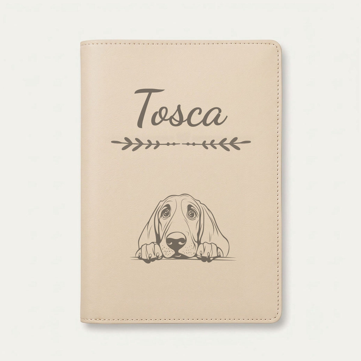 Protège carnet de santé chien personnalisé – Chien de Saint-Hubert — Crème vanille — Flèche — gravure « Tosca »