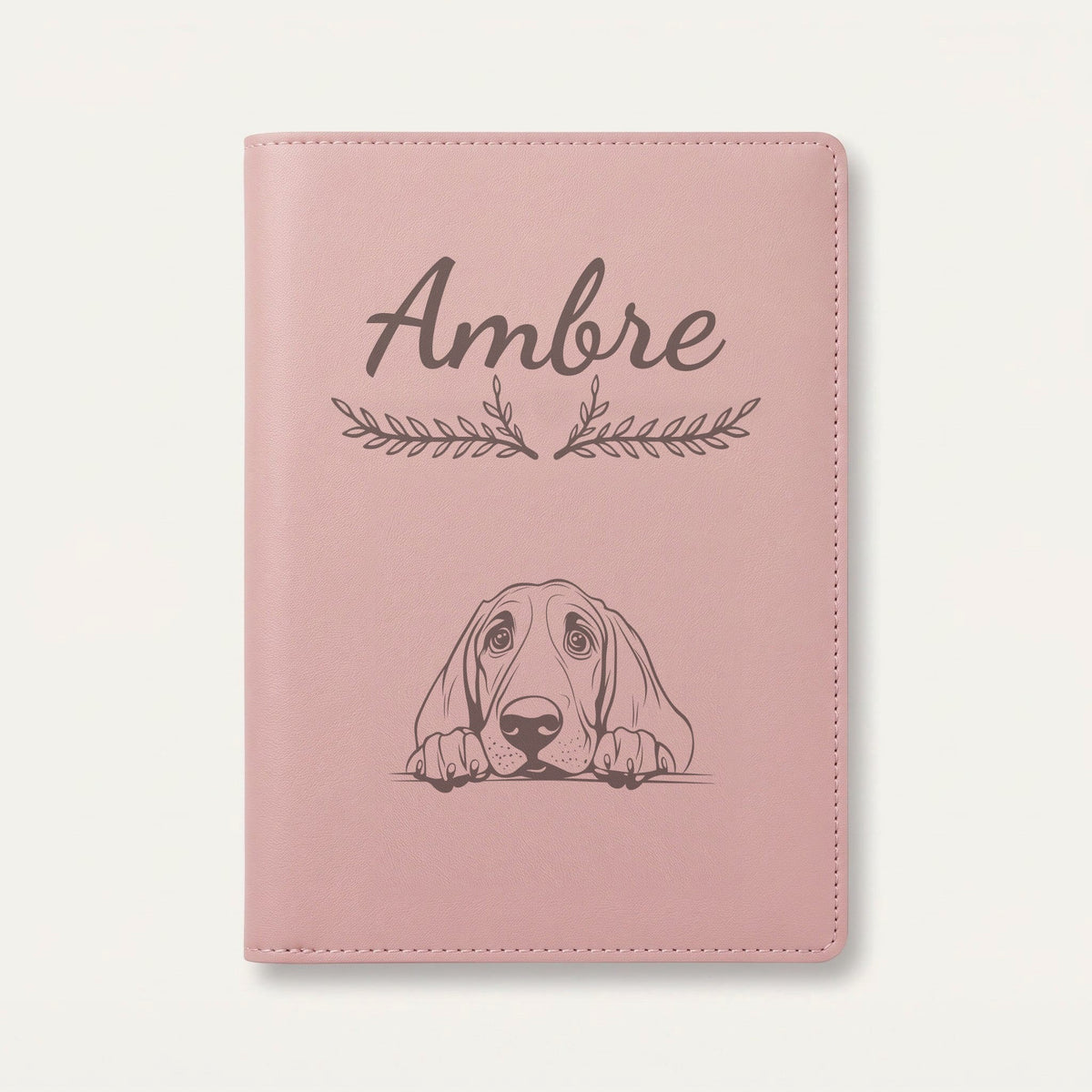 Protège carnet de santé chien personnalisé – Chien de Saint-Hubert — Rose dragée — Bouquet — gravure « Ambre »
