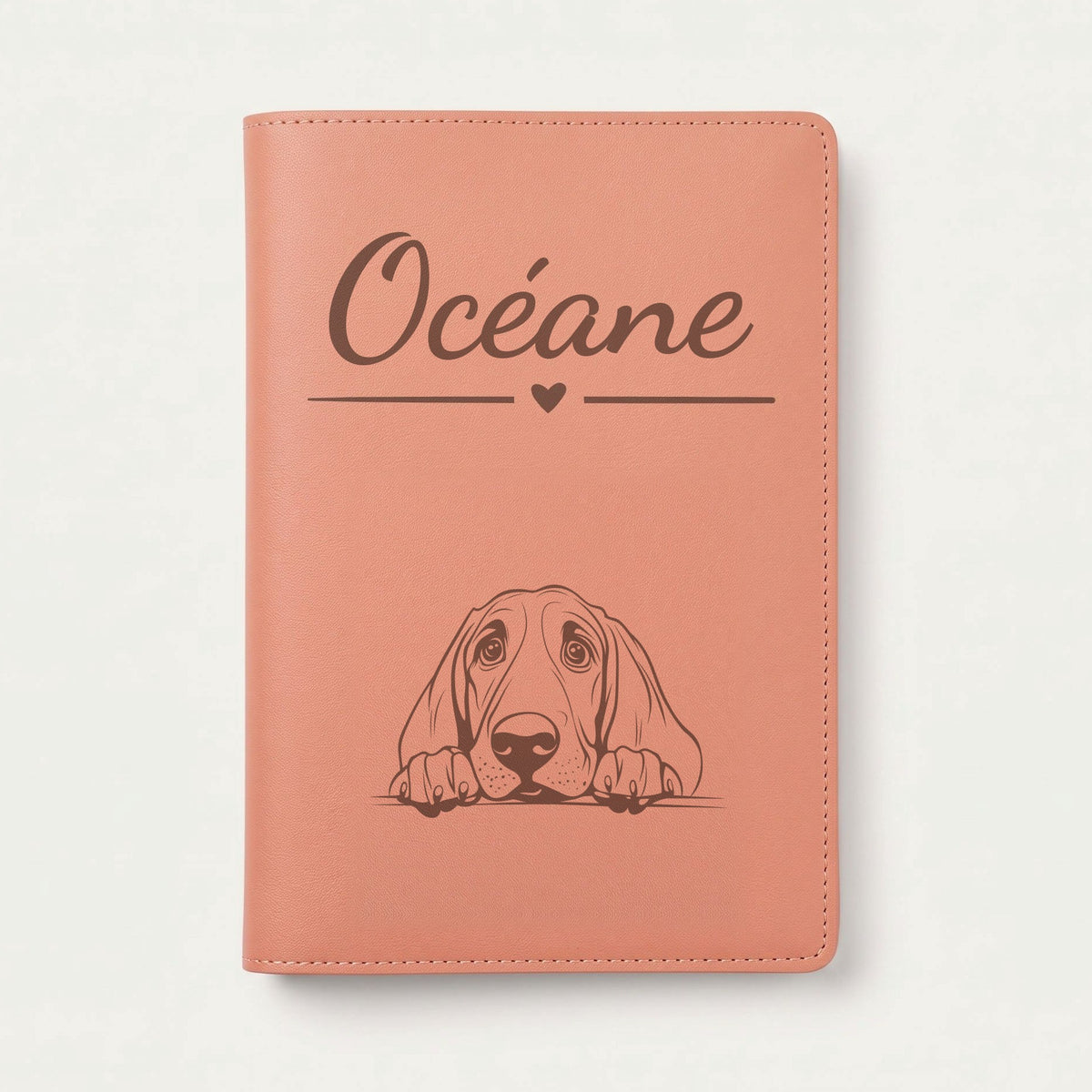 Protège carnet de santé chien personnalisé – Chien de Saint-Hubert — Terracotta — Cœur — gravure « Océane »