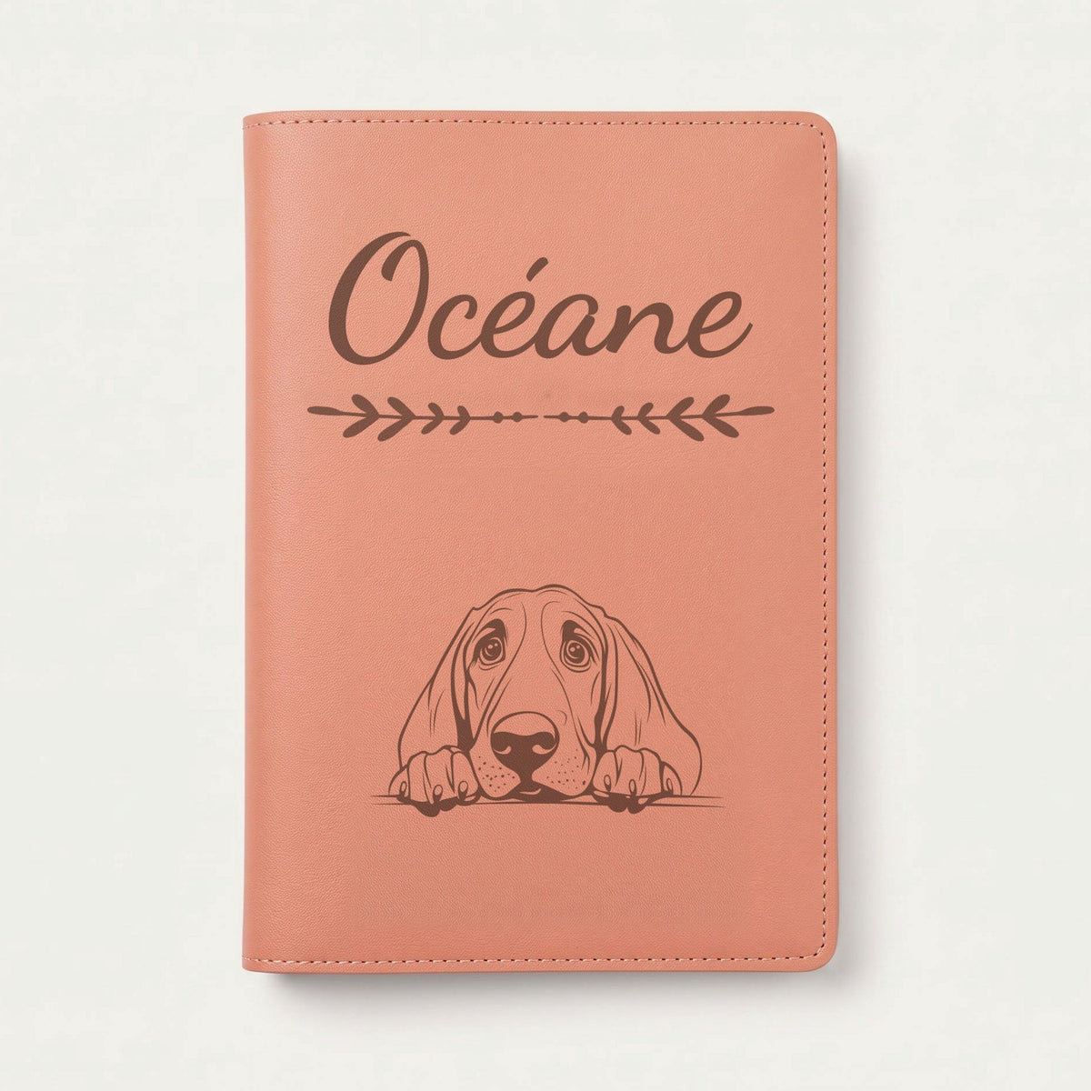 Protège carnet de santé chien personnalisé – Chien de Saint-Hubert — Terracotta — Flèche — gravure « Océane »