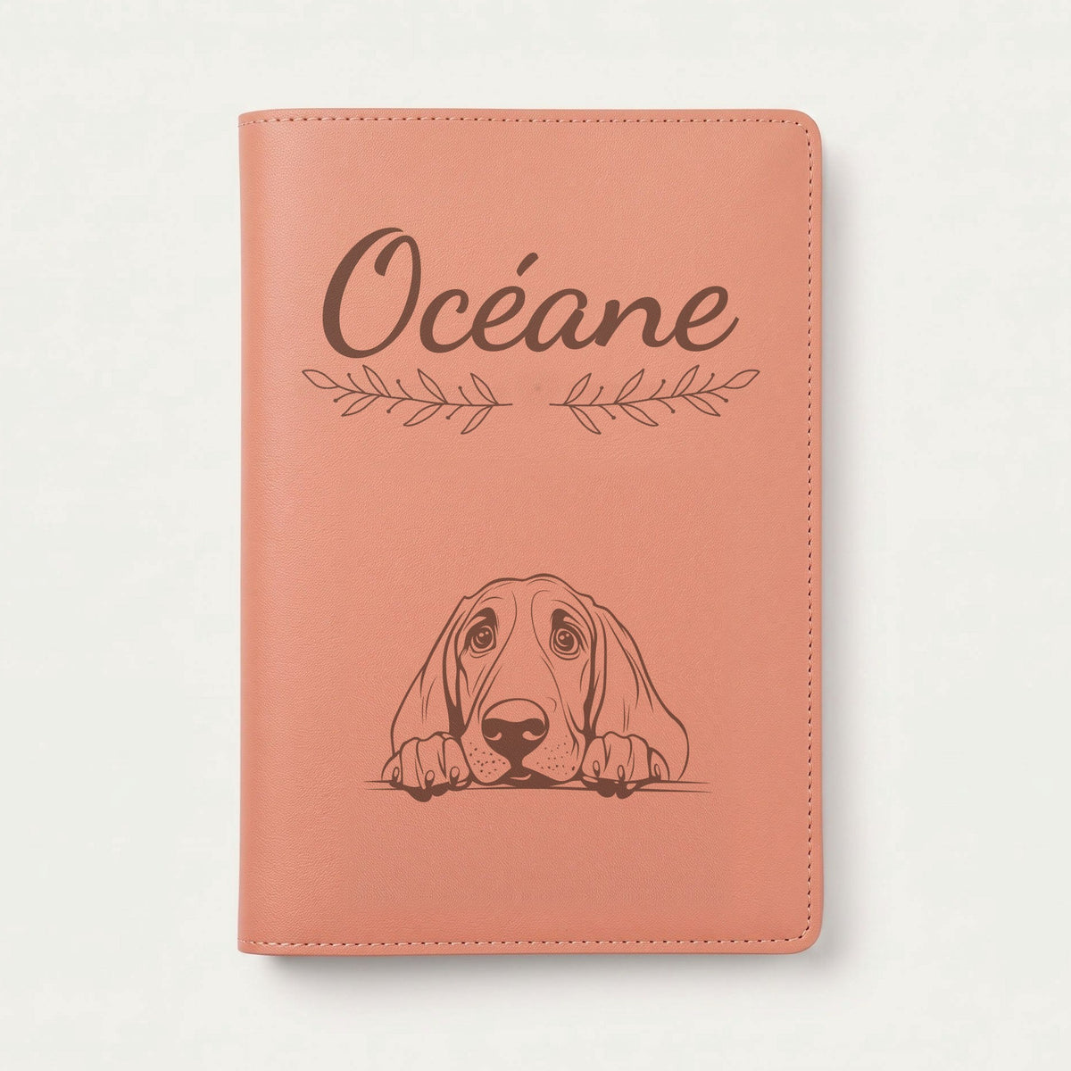 Protège carnet de santé chien personnalisé – Chien de Saint-Hubert — Terracotta — Rameaux — gravure « Océane »