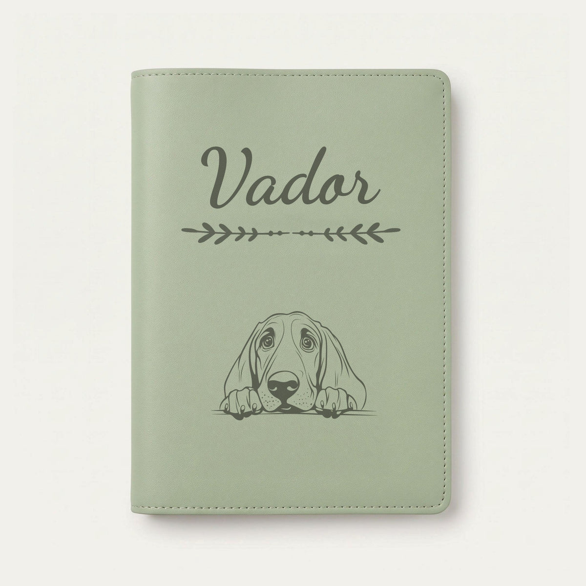 Protège carnet de santé chien personnalisé – Chien de Saint-Hubert — Vert sauge — Flèche — gravure « Vador »