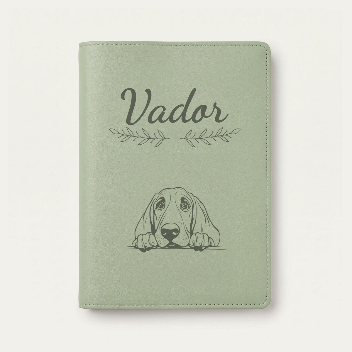 Protège carnet de santé chien personnalisé – Chien de Saint-Hubert — Vert sauge — Rameaux — gravure « Vador »