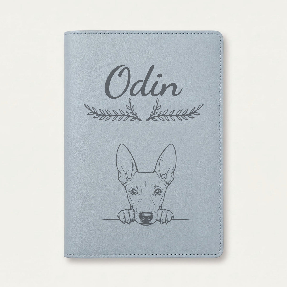 Protège carnet de santé chien personnalisé – Chien du pharaon — Bleu nuage — Bouquet — gravure « Odin »