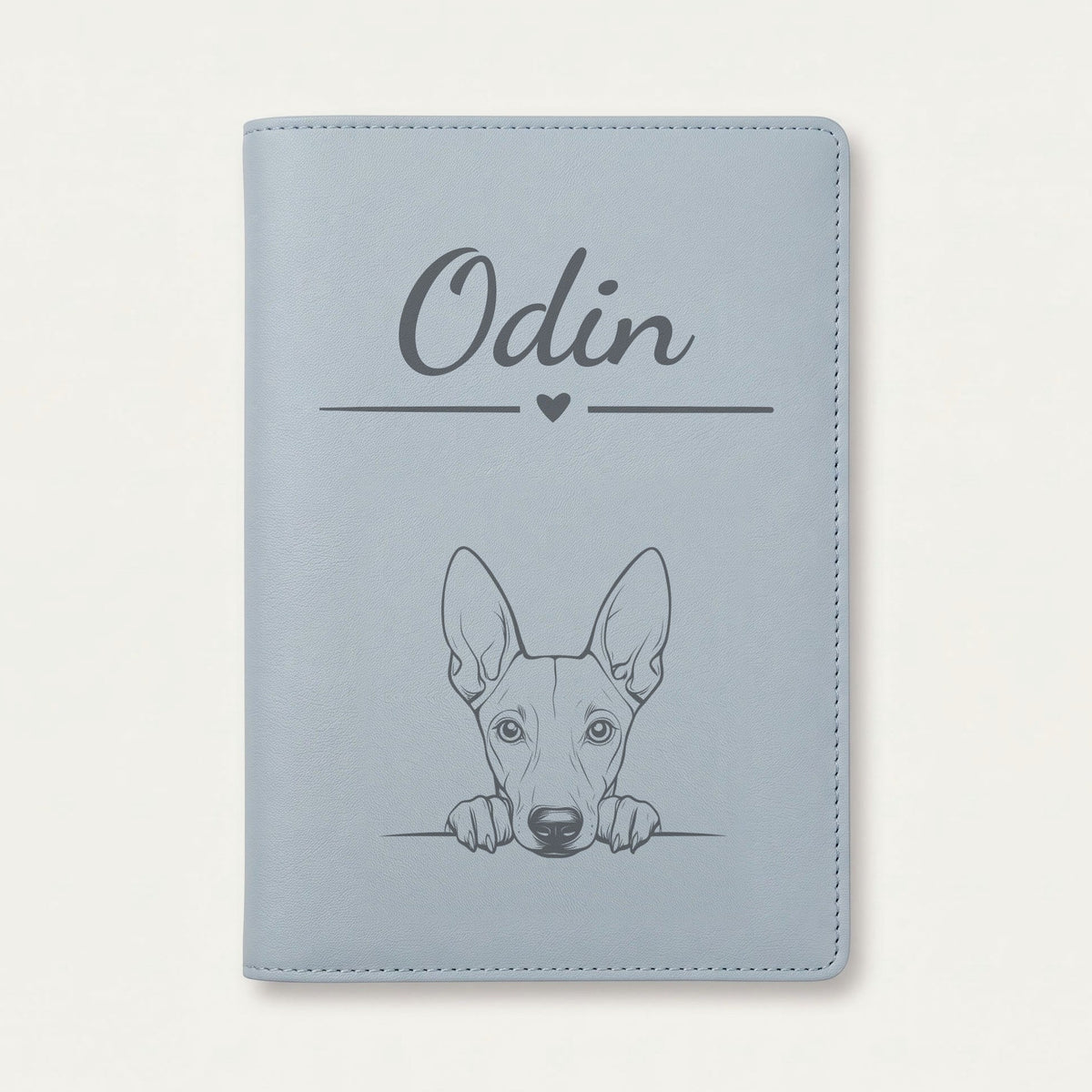 Protège carnet de santé chien personnalisé – Chien du pharaon — Bleu nuage — Cœur — gravure « Odin »