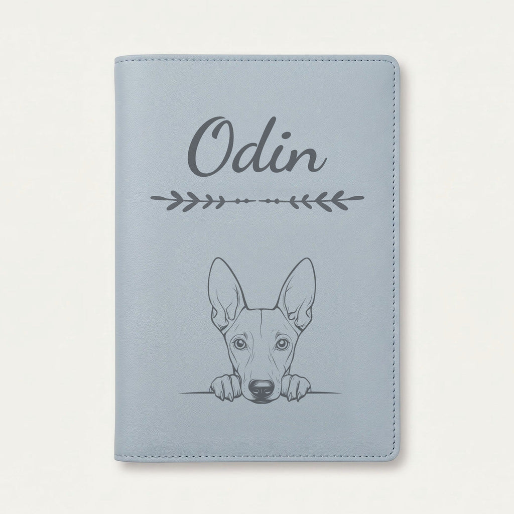 Protège carnet de santé chien personnalisé – Chien du pharaon — Bleu nuage — Flèche — gravure « Odin »