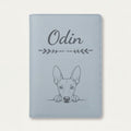 Protège carnet de santé chien personnalisé – Chien du pharaon — Bleu nuage — Flèche — gravure « Odin »