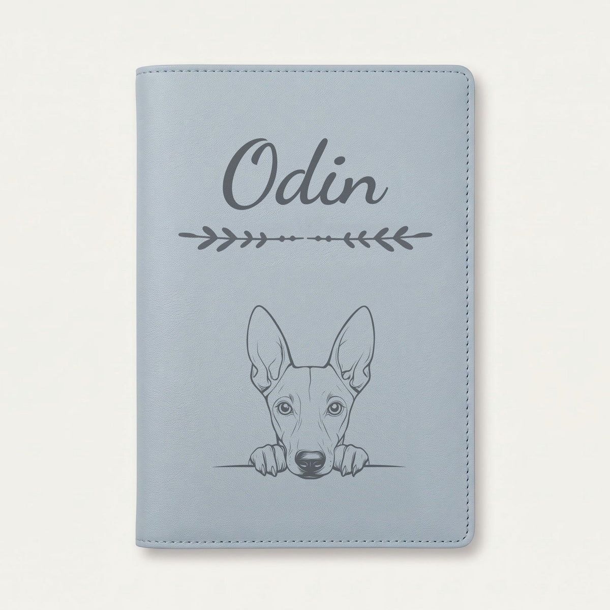 Protège carnet de santé chien personnalisé – Chien du pharaon — Bleu nuage — Flèche — gravure « Odin »