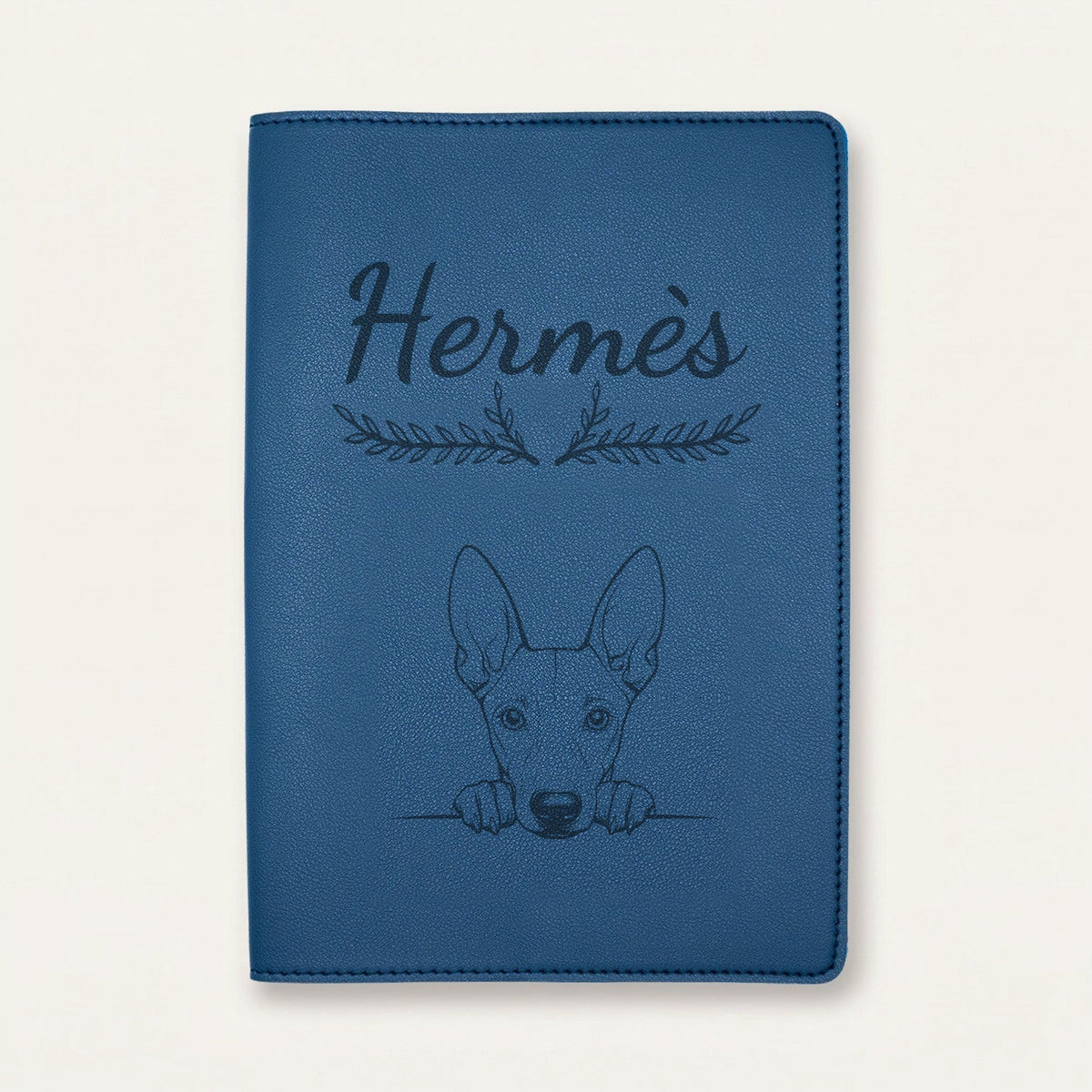 Protège carnet de santé chien personnalisé – Chien du pharaon — Bleu nuit — Bouquet — gravure « Hermès »
