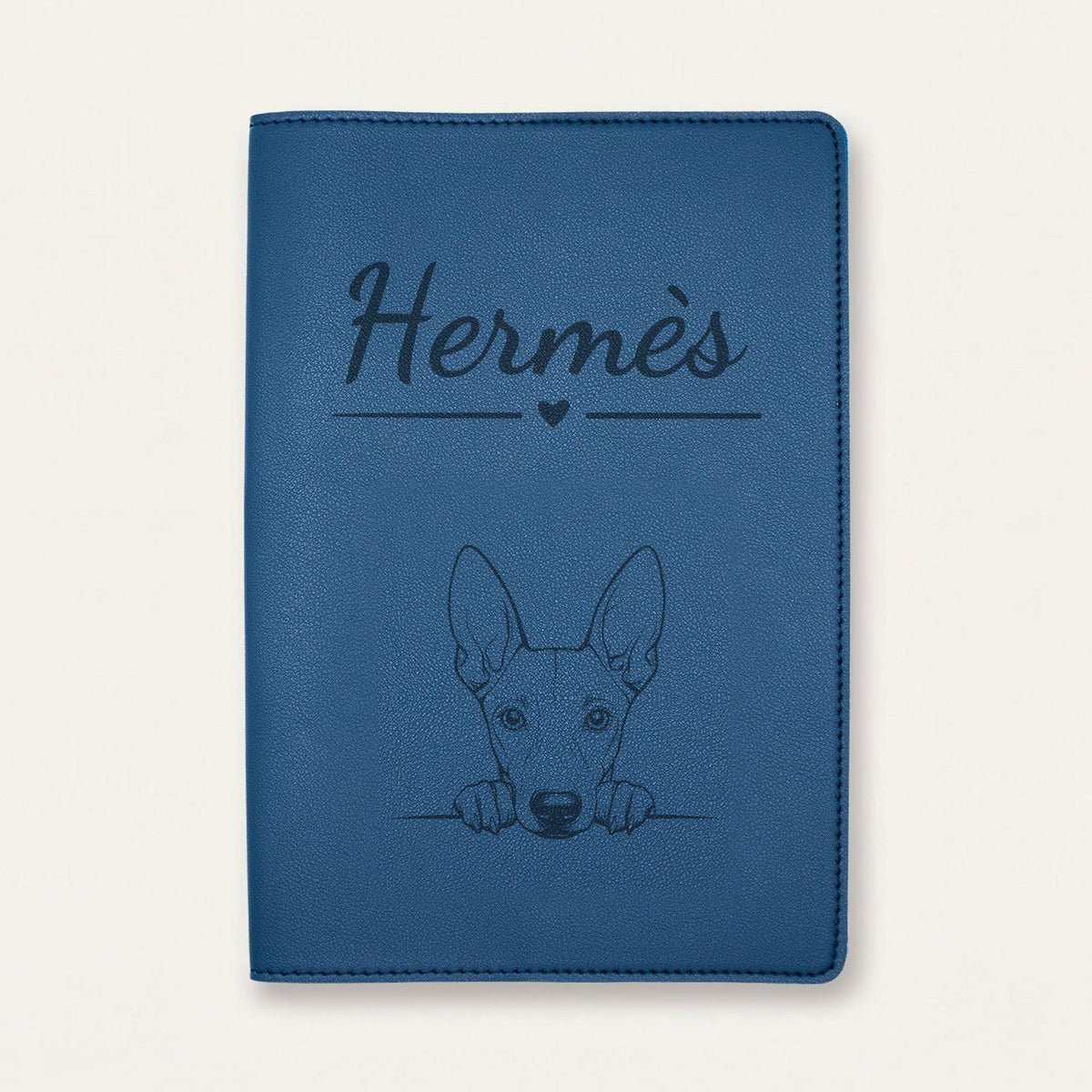 Protège carnet de santé chien personnalisé – Chien du pharaon — Bleu nuit — Cœur — gravure « Hermès »