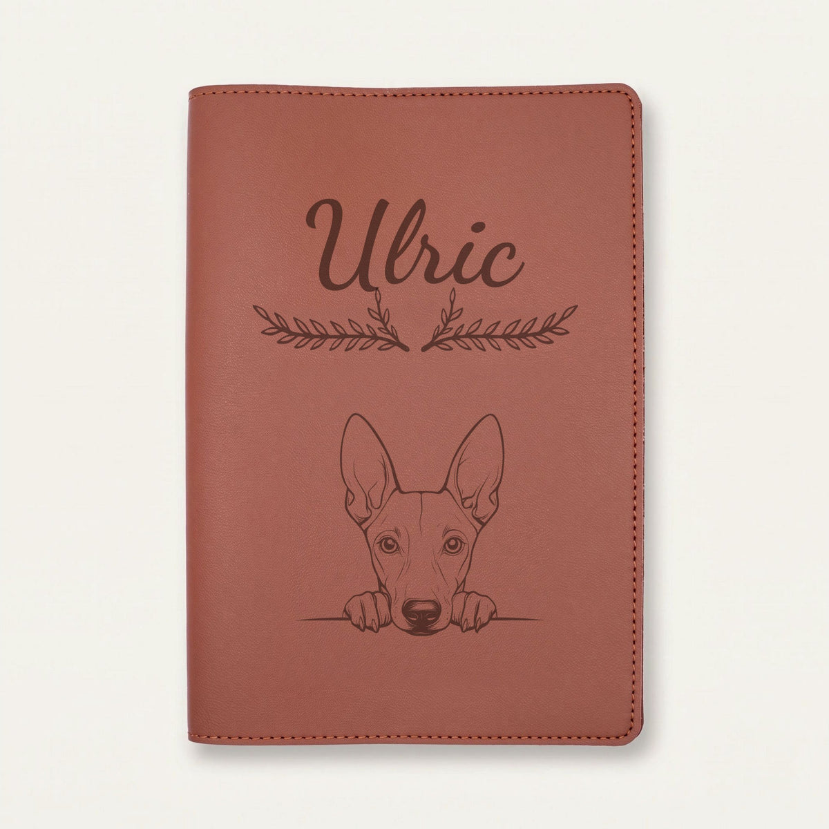 Protège carnet de santé chien personnalisé – Chien du pharaon — Chocolat — Bouquet — gravure « Ulric »