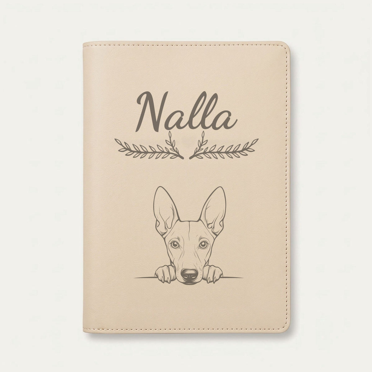 Protège carnet de santé chien personnalisé – Chien du pharaon — Crème vanille — Bouquet — gravure « Nalla »