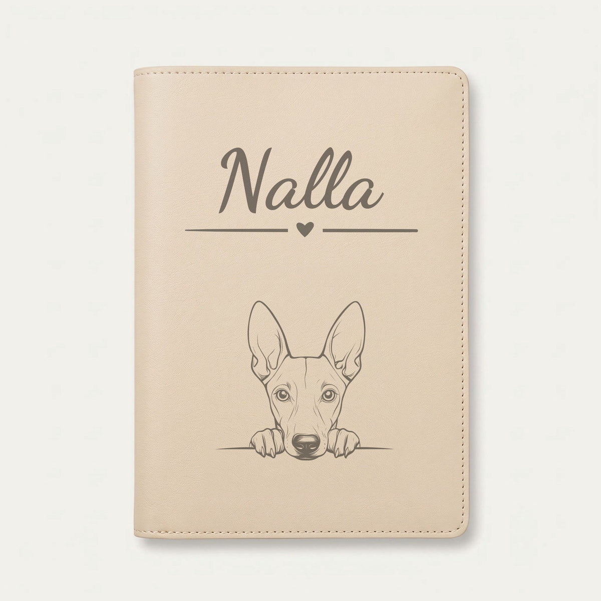 Protège carnet de santé chien personnalisé – Chien du pharaon — Crème vanille — Cœur — gravure « Nalla »