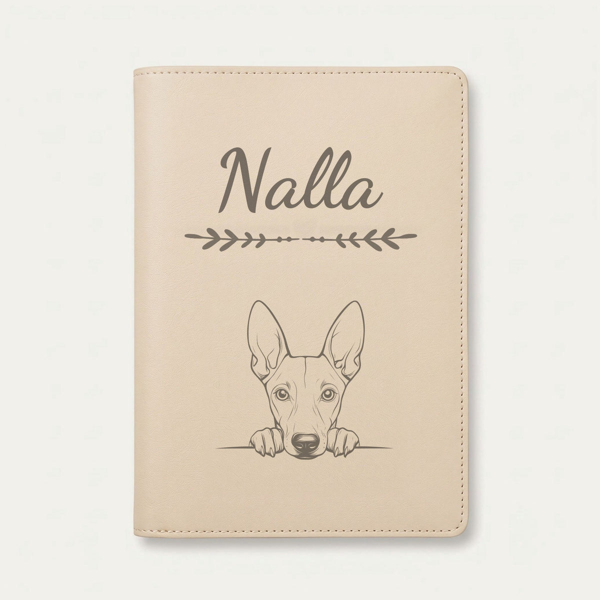 Protège carnet de santé chien personnalisé – Chien du pharaon — Crème vanille — Flèche — gravure « Nalla »