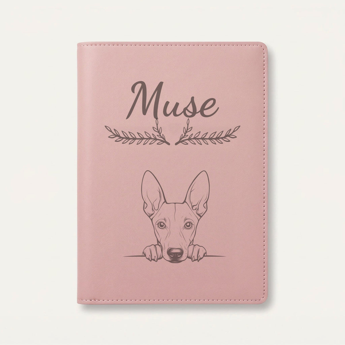 Protège carnet de santé chien personnalisé – Chien du pharaon — Rose dragée — Bouquet — gravure « Muse »