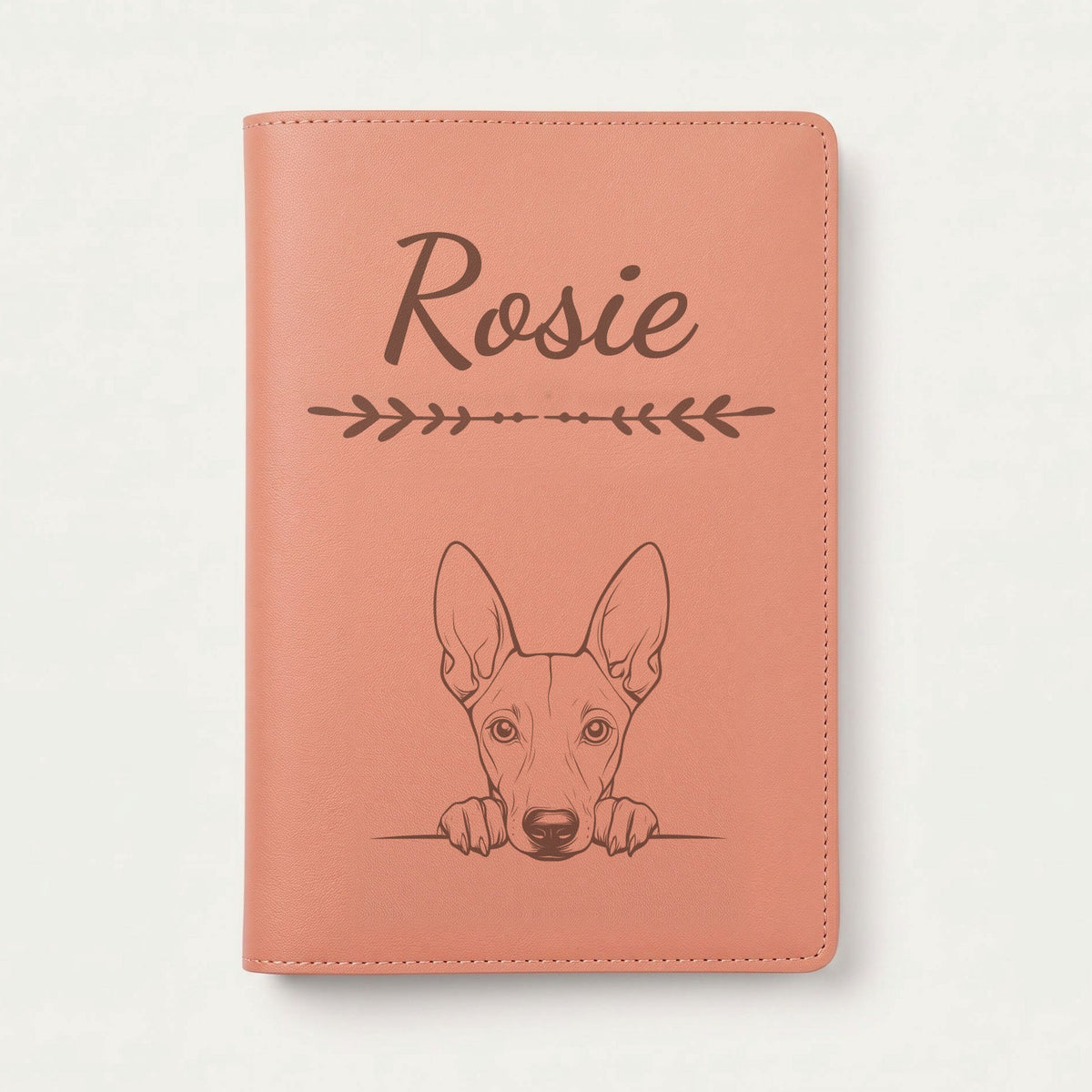 Protège carnet de santé chien personnalisé – Chien du pharaon — Terracotta — Flèche — gravure « Rosie »