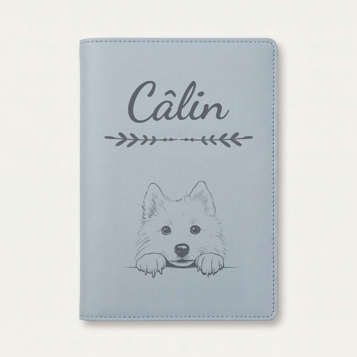 Protège carnet de santé chien personnalisé – Chien esquimau américain — Bleu nuage — Flèche — gravure « Câlin »