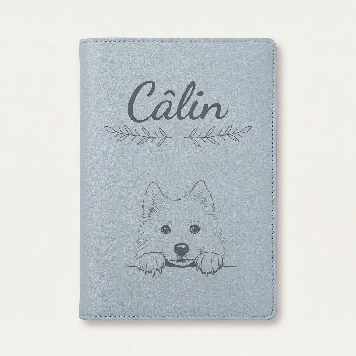 Protège carnet de santé chien personnalisé – Chien esquimau américain — Bleu nuage — Rameaux — gravure « Câlin »