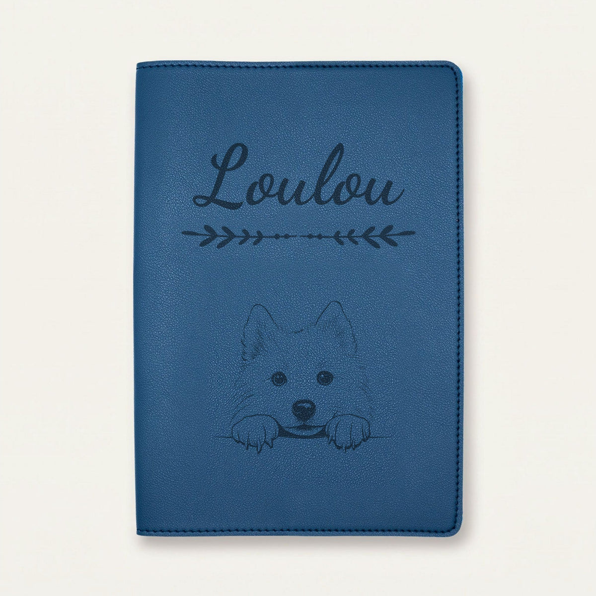 Protège carnet de santé chien personnalisé – Chien esquimau américain — Bleu nuit — Flèche — gravure « Loulou »