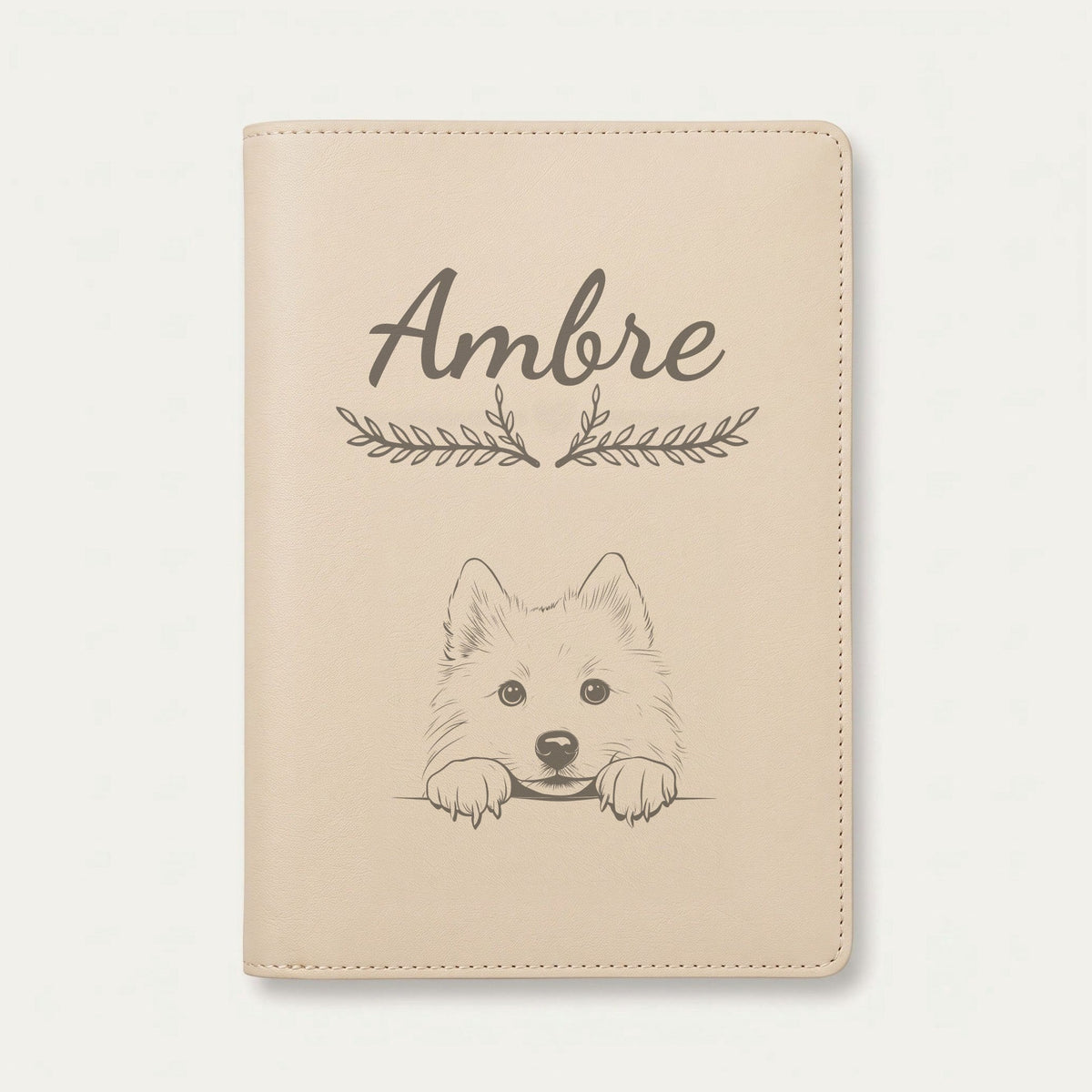 Protège carnet de santé chien personnalisé – Chien esquimau américain — Crème vanille — Bouquet — gravure « Ambre »