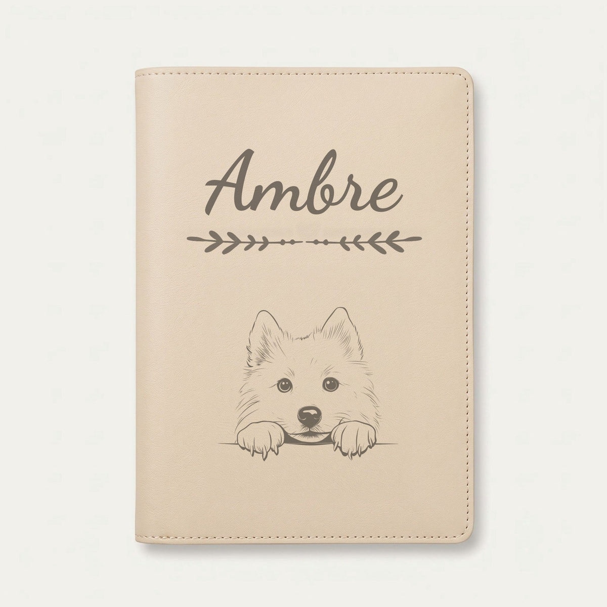 Protège carnet de santé chien personnalisé – Chien esquimau américain — Crème vanille — Flèche — gravure « Ambre »