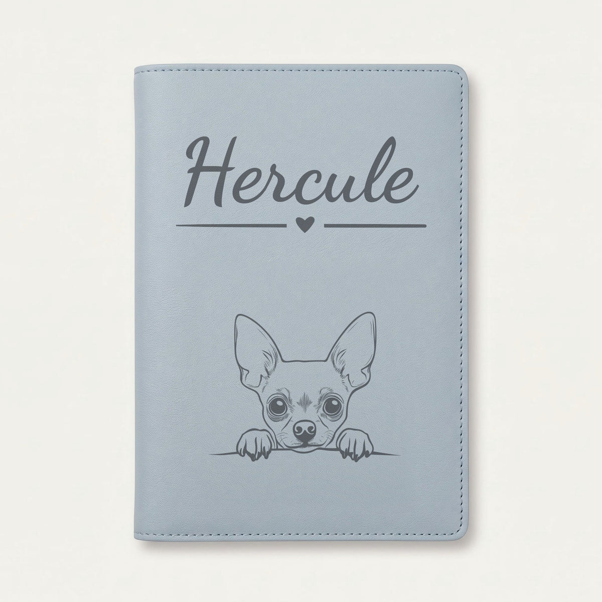 Protège carnet de santé chien personnalisé – Chihuahua — Bleu nuage — Cœur — gravure « Hercule »