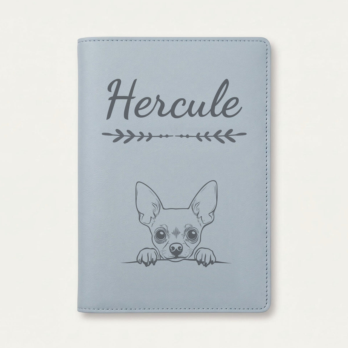 Protège carnet de santé chien personnalisé – Chihuahua — Bleu nuage — Flèche — gravure « Hercule »