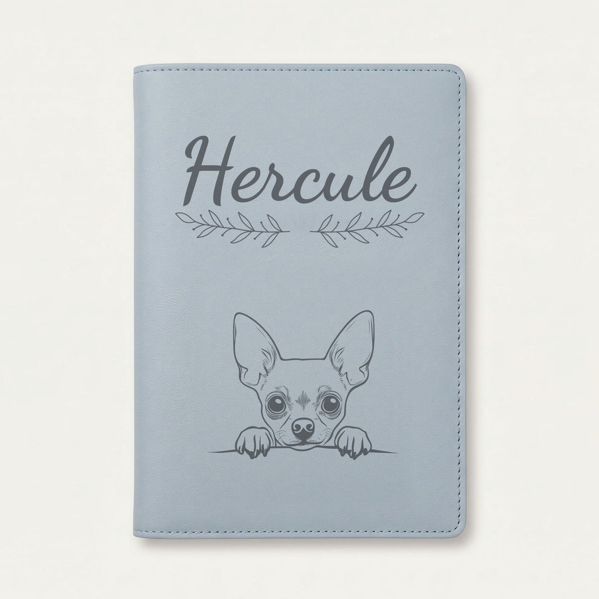 Protège carnet de santé chien personnalisé – Chihuahua — Bleu nuage — Rameaux — gravure « Hercule »