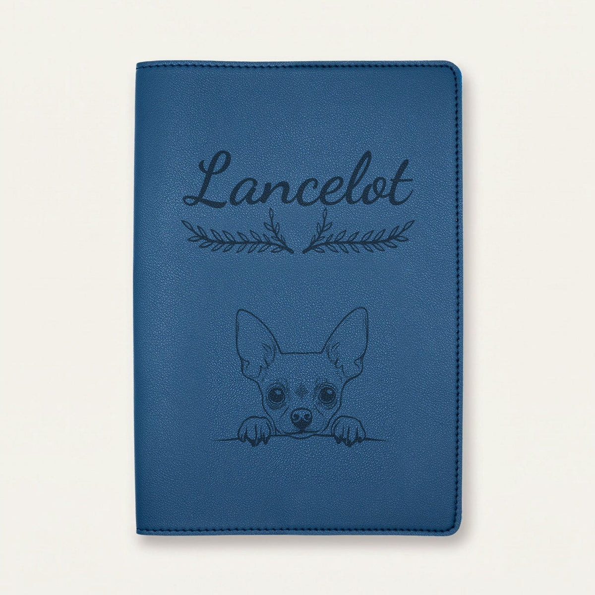 Protège carnet de santé chien personnalisé – Chihuahua — Bleu nuit — Bouquet — gravure « Lancelot »