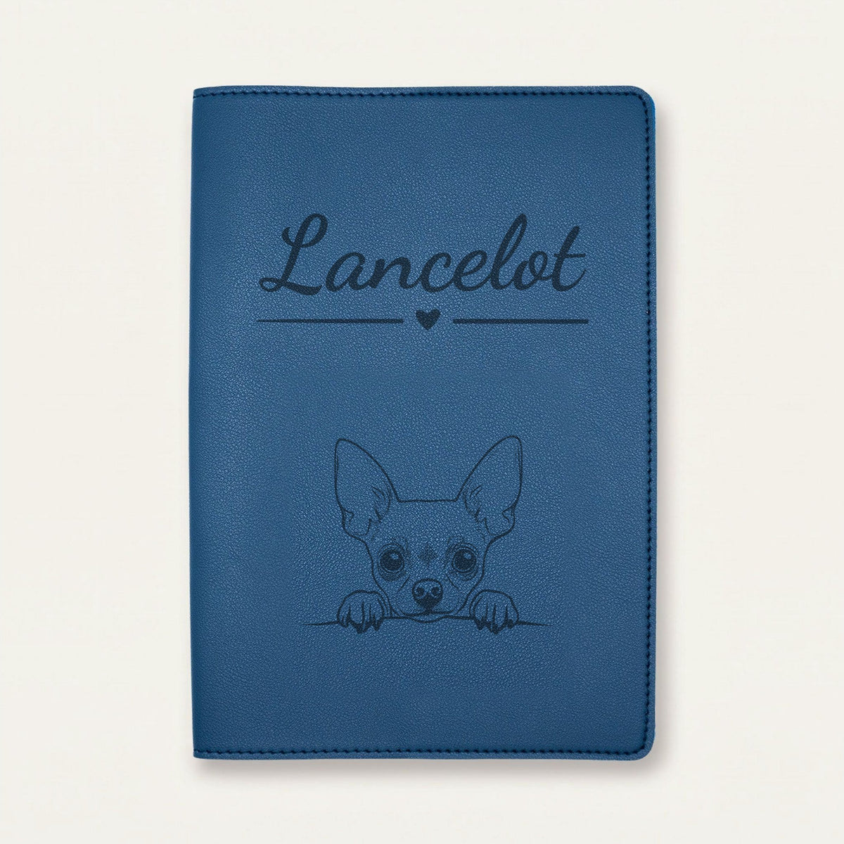 Protège carnet de santé chien personnalisé – Chihuahua — Bleu nuit — Cœur — gravure « Lancelot »