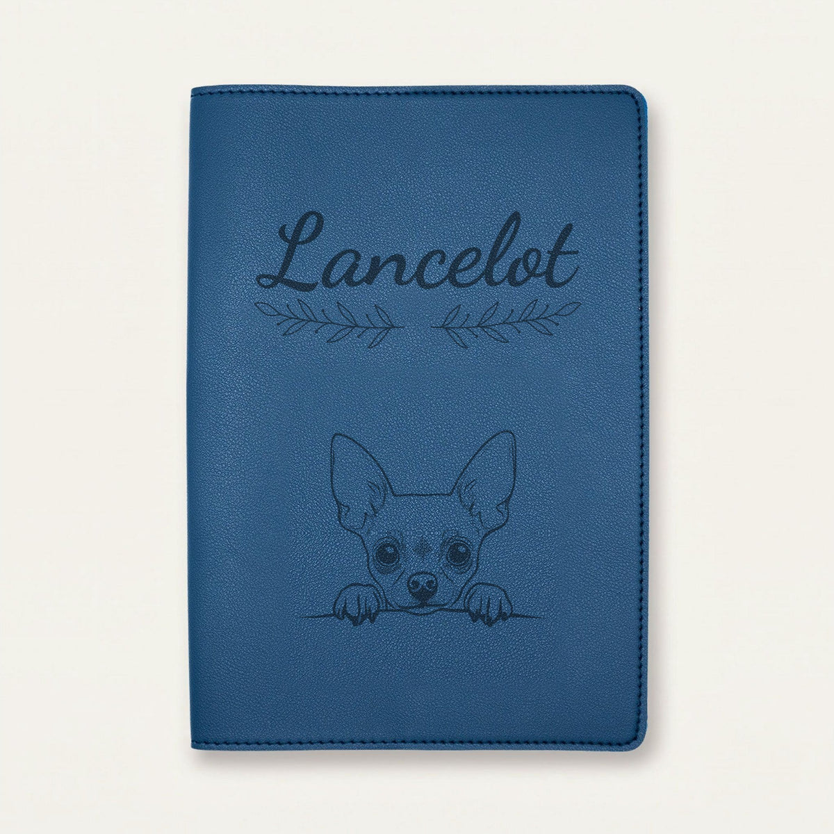 Protège carnet de santé chien personnalisé – Chihuahua — Bleu nuit — Rameaux — gravure « Lancelot »