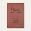Protège carnet de santé chien personnalisé – Chihuahua — Chocolat — Flèche — gravure « Pirate »