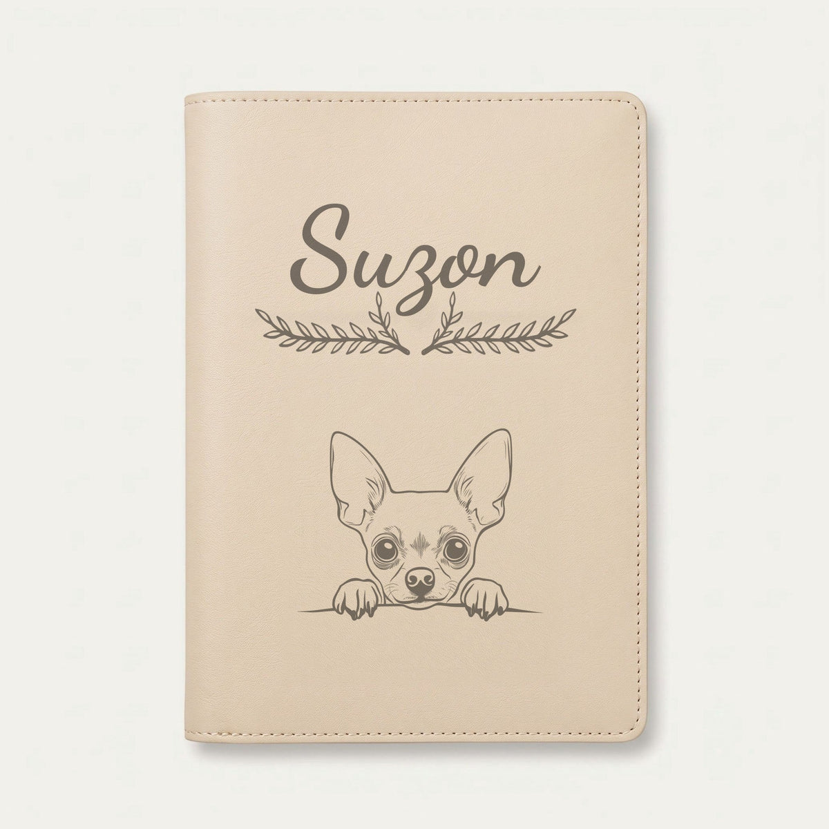Protège carnet de santé chien personnalisé – Chihuahua — Crème vanille — Bouquet — gravure « Suzon »