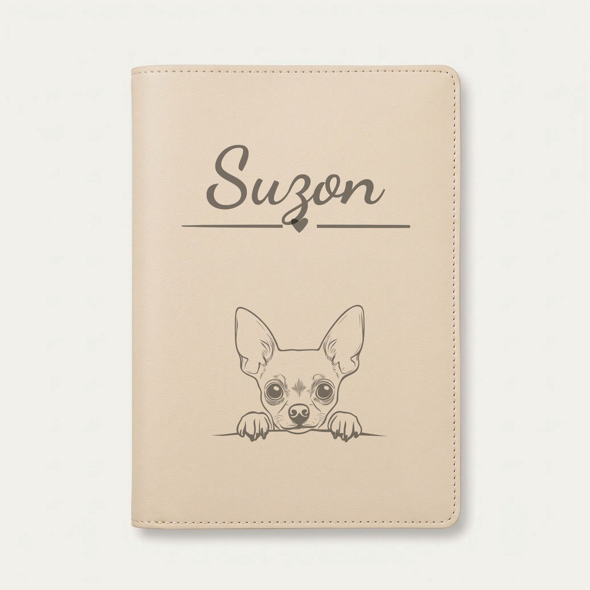 Protège carnet de santé chien personnalisé – Chihuahua — Crème vanille — Cœur — gravure « Suzon »
