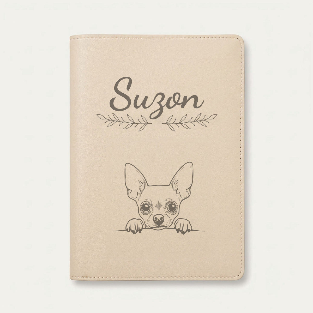Protège carnet de santé chien personnalisé – Chihuahua — Crème vanille — Rameaux — gravure « Suzon »