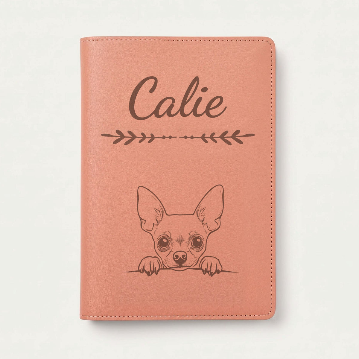 Protège carnet de santé chien personnalisé – Chihuahua — Terracotta — Flèche — gravure « Calie »