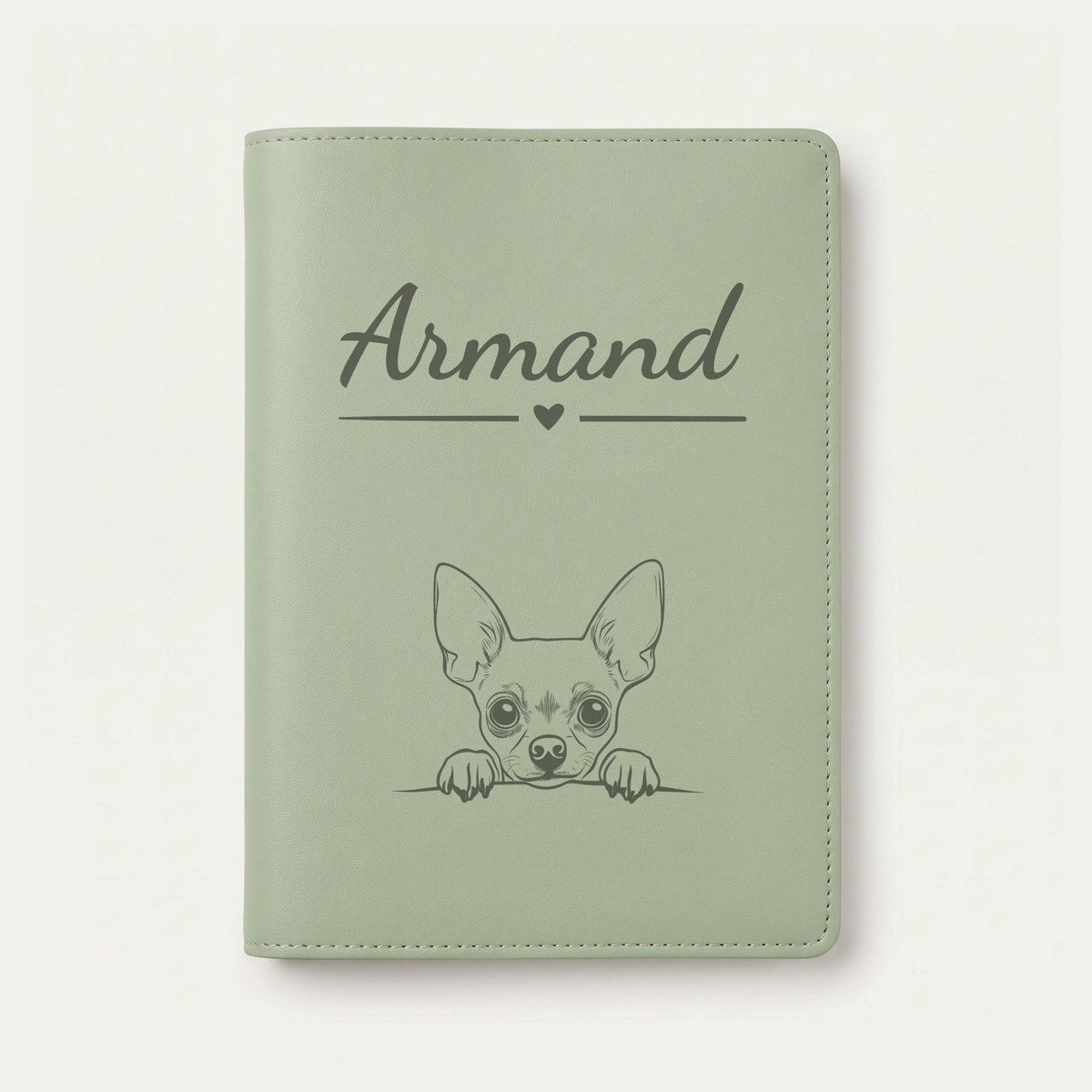 Protège carnet de santé chien personnalisé – Chihuahua — Vert sauge — Cœur — gravure « Armand »