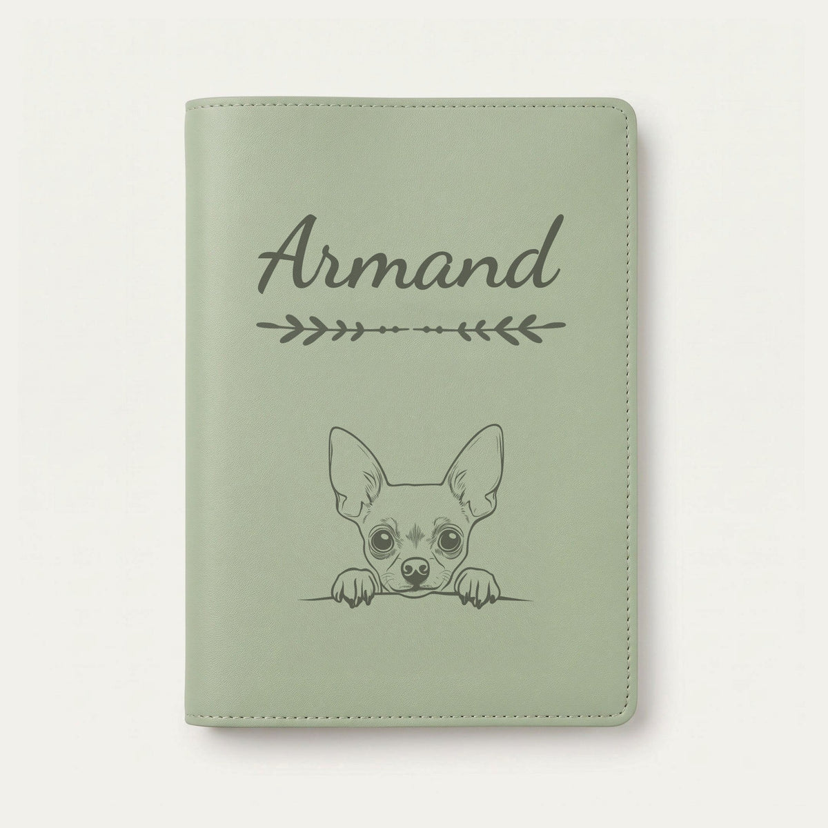Protège carnet de santé chien personnalisé – Chihuahua — Vert sauge — Flèche — gravure « Armand »